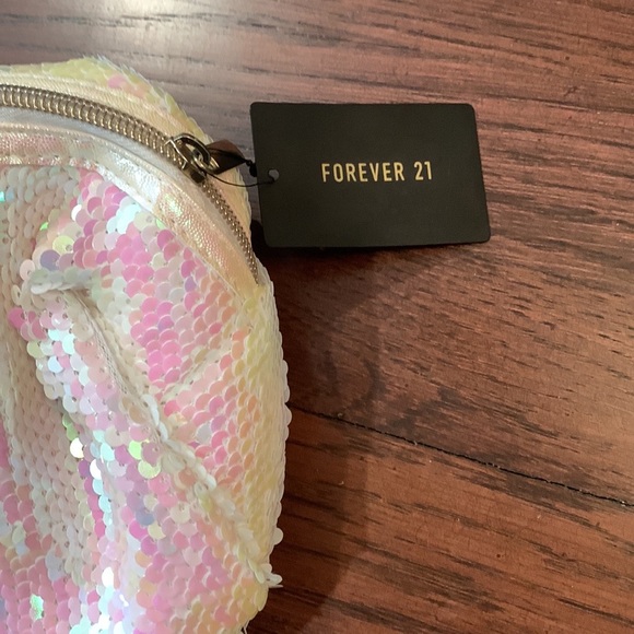 FOREVER 21: Iridescent Sequins Toiletry/MakeUp Bag - Picture 3 of 9